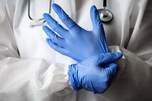Правительство РФ вводит обязательную маркировку медицинских перчаток с 2025 года