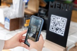 Единый QR-код для платежей станет обязательным летом 2025 года