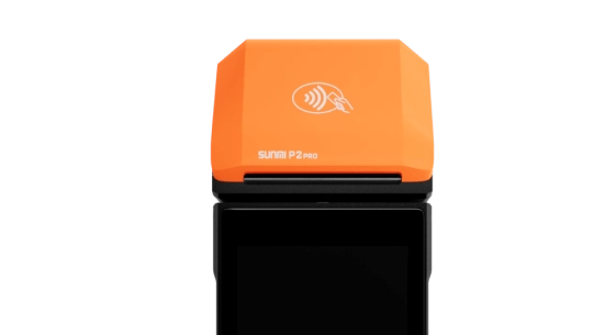 Черная онлайн-касса с оранжевой крышкой принтера чеков, на крышке расположен знак бесконтактной оплаты